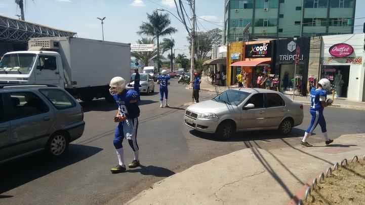 Fotos da divulgao de Get Eagles, time de futebol americano de BH - Blitz realizada no Santa Amlia