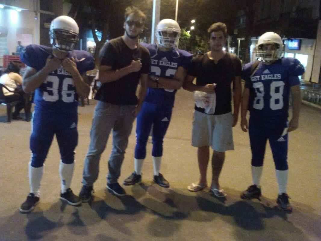 Fotos da divulgao de Get Eagles, time de futebol americano de BH - Blitz realizada na Praa da Savassi