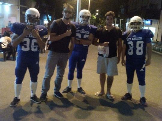 Fotos da divulgao de Get Eagles, time de futebol americano de BH - Blitz realizada na Praa da Savassi