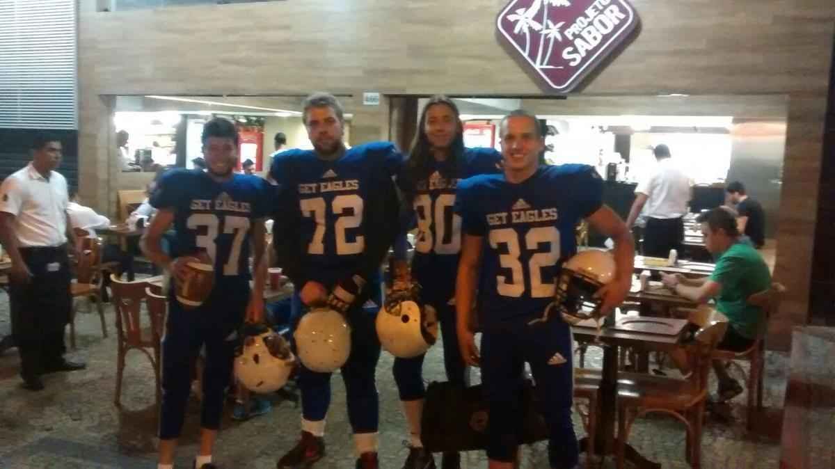 Fotos da divulgao de Get Eagles, time de futebol americano de BH - Blitz realizada na Praa da Savassi