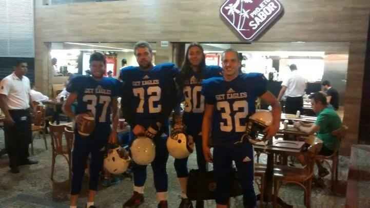 Fotos da divulgao de Get Eagles, time de futebol americano de BH - Blitz realizada na Praa da Savassi