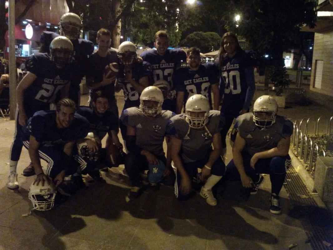 Fotos da divulgao de Get Eagles, time de futebol americano de BH - Blitz realizada na Praa da Savassi