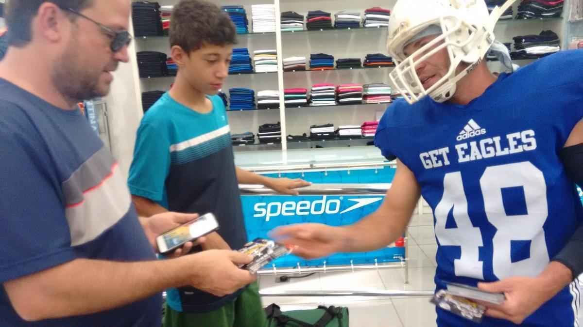 Fotos da divulgao de Get Eagles, time de futebol americano de BH - Blitz realizada em um shopping de BH
