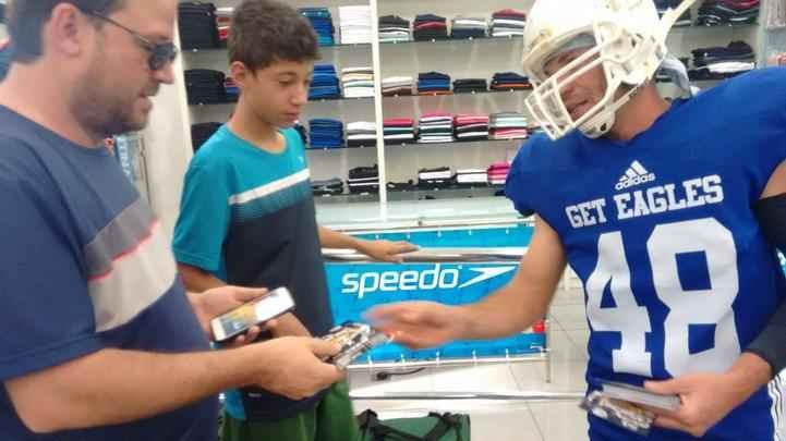 Fotos da divulgao de Get Eagles, time de futebol americano de BH - Blitz realizada em um shopping de BH