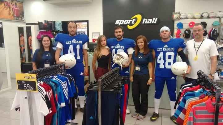 Fotos da divulgao de Get Eagles, time de futebol americano de BH - Blitz realizada em um shopping de BH