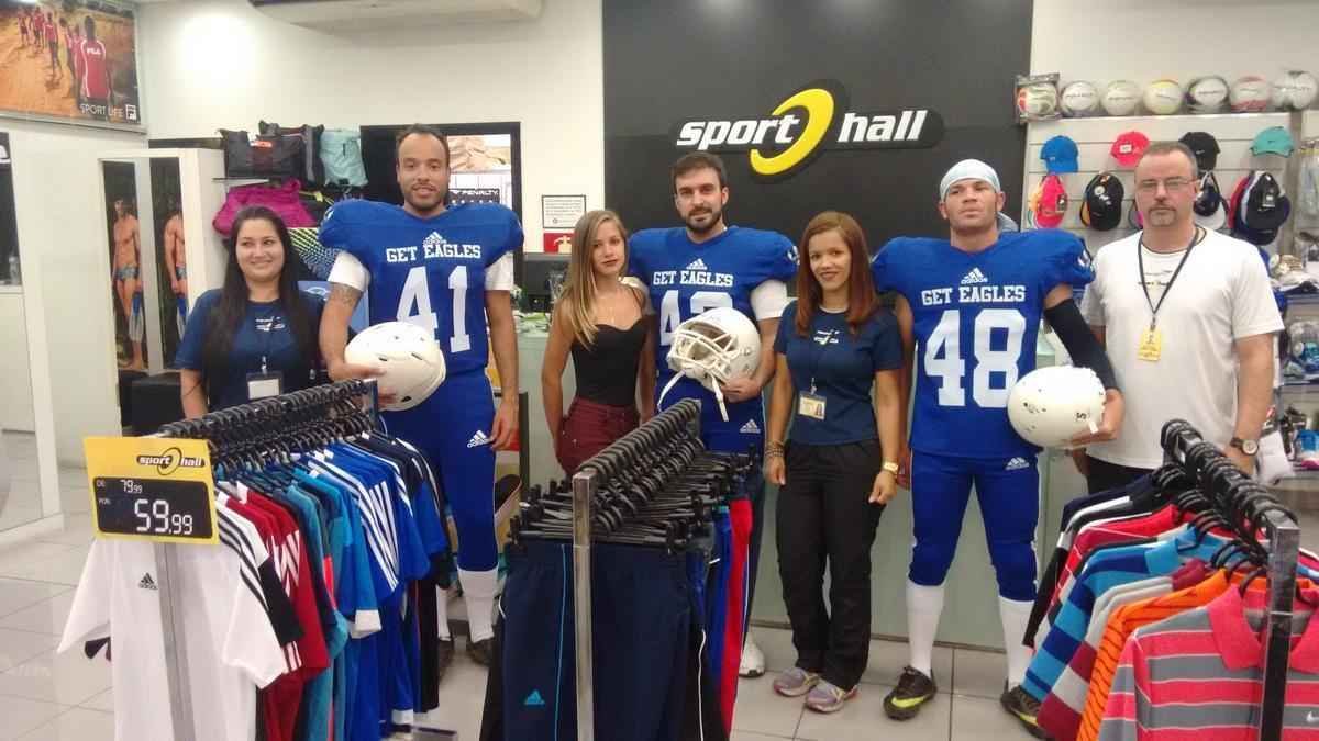 Fotos da divulgao de Get Eagles, time de futebol americano de BH - Blitz realizada em um shopping de BH