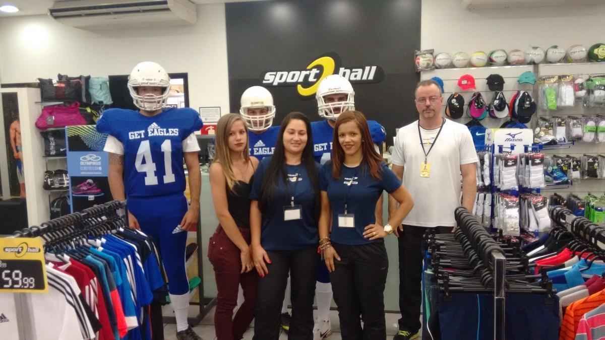 Fotos da divulgao de Get Eagles, time de futebol americano de BH - Blitz realizada em um shopping de BH