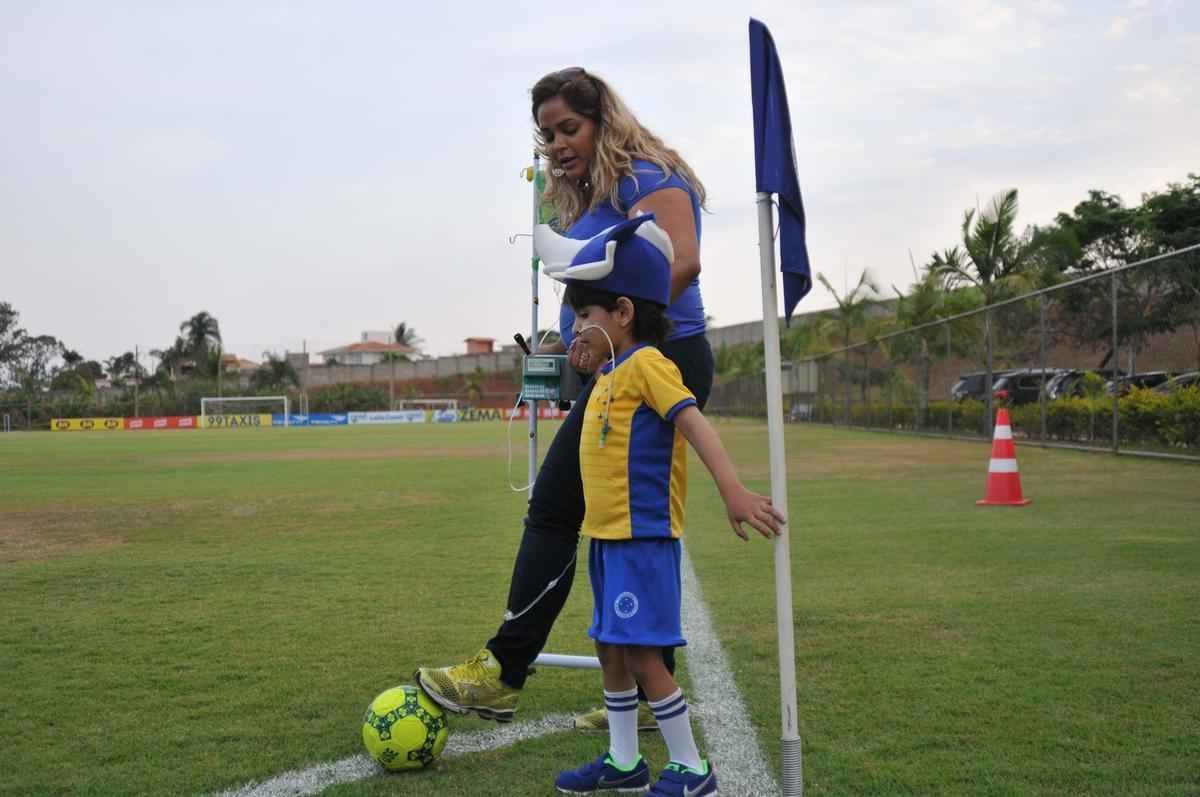 Matheus, que sofre de displasia neuronal no intestino, visitou Toca da Raposa II e recebeu ateno dos cruzeirenses
