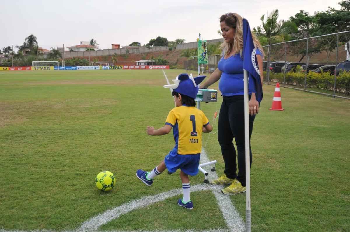 Matheus, que sofre de displasia neuronal no intestino, visitou Toca da Raposa II e recebeu ateno dos cruzeirenses