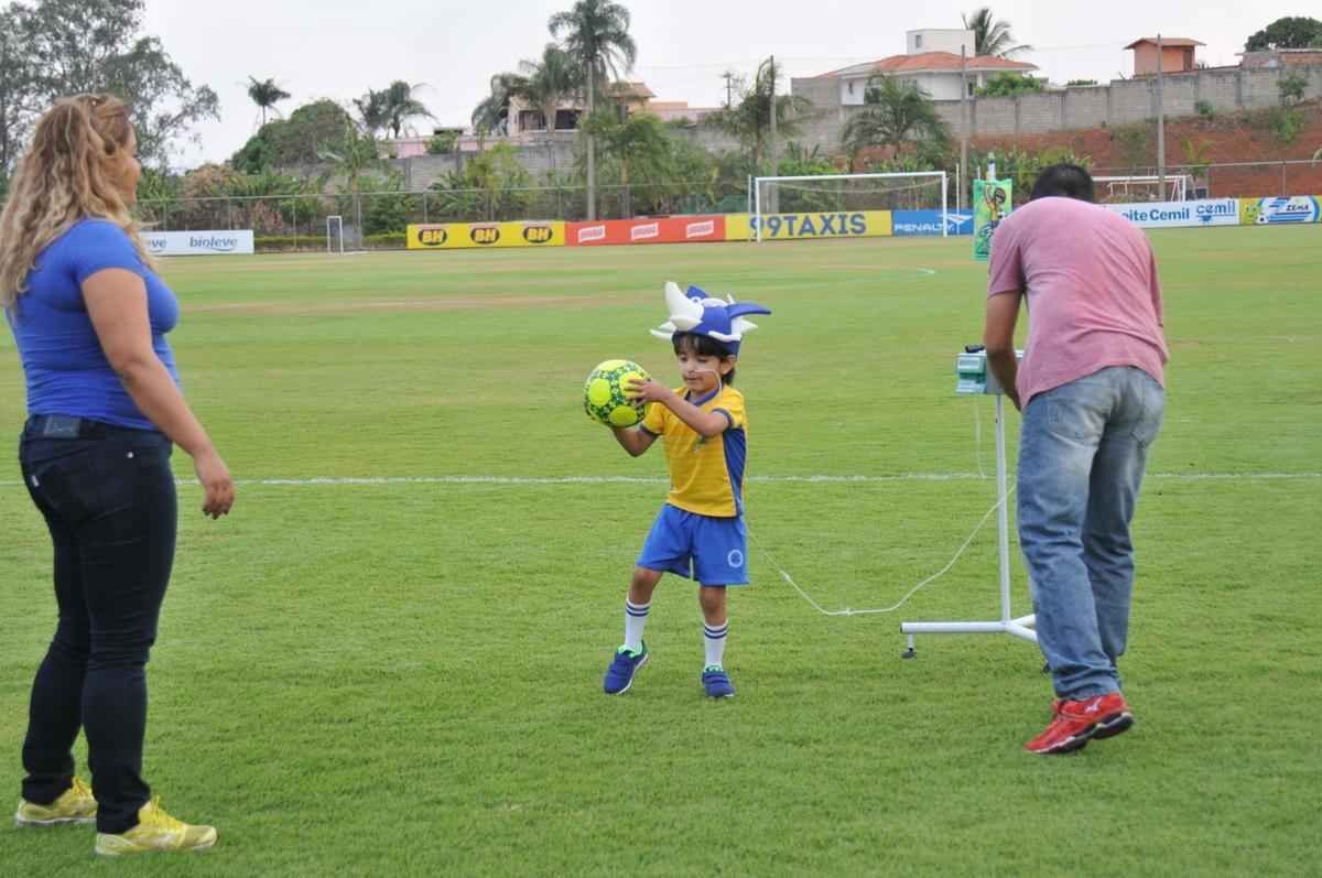 Matheus, que sofre de displasia neuronal no intestino, visitou Toca da Raposa II e recebeu ateno dos cruzeirenses