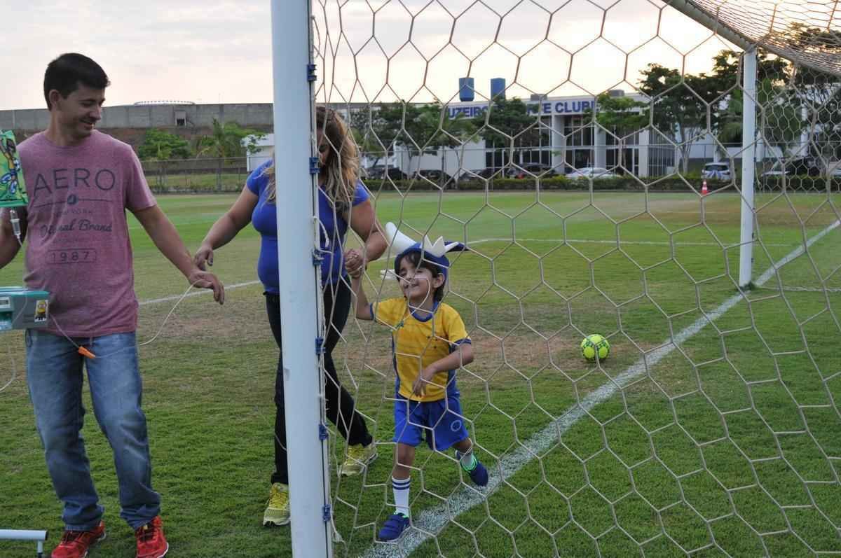 Matheus, que sofre de displasia neuronal no intestino, visitou Toca da Raposa II e recebeu ateno dos cruzeirenses