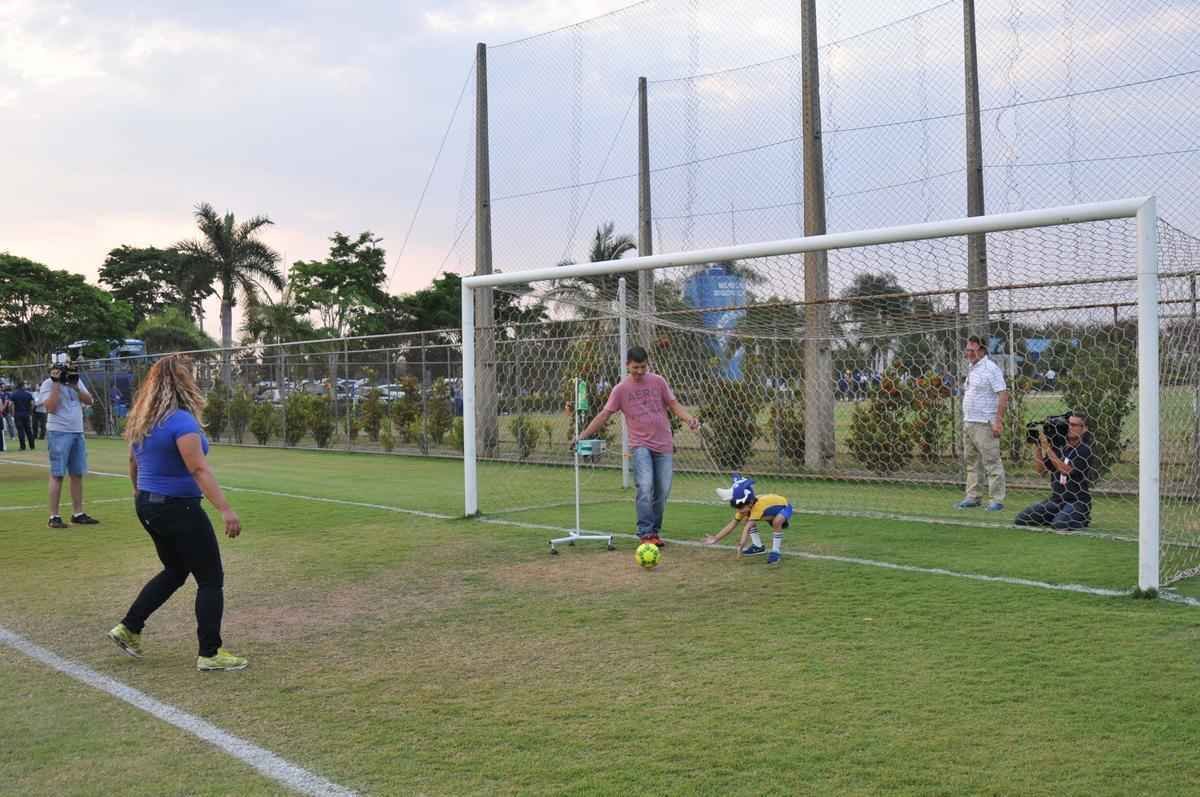 Matheus, que sofre de displasia neuronal no intestino, visitou Toca da Raposa II e recebeu ateno dos cruzeirenses