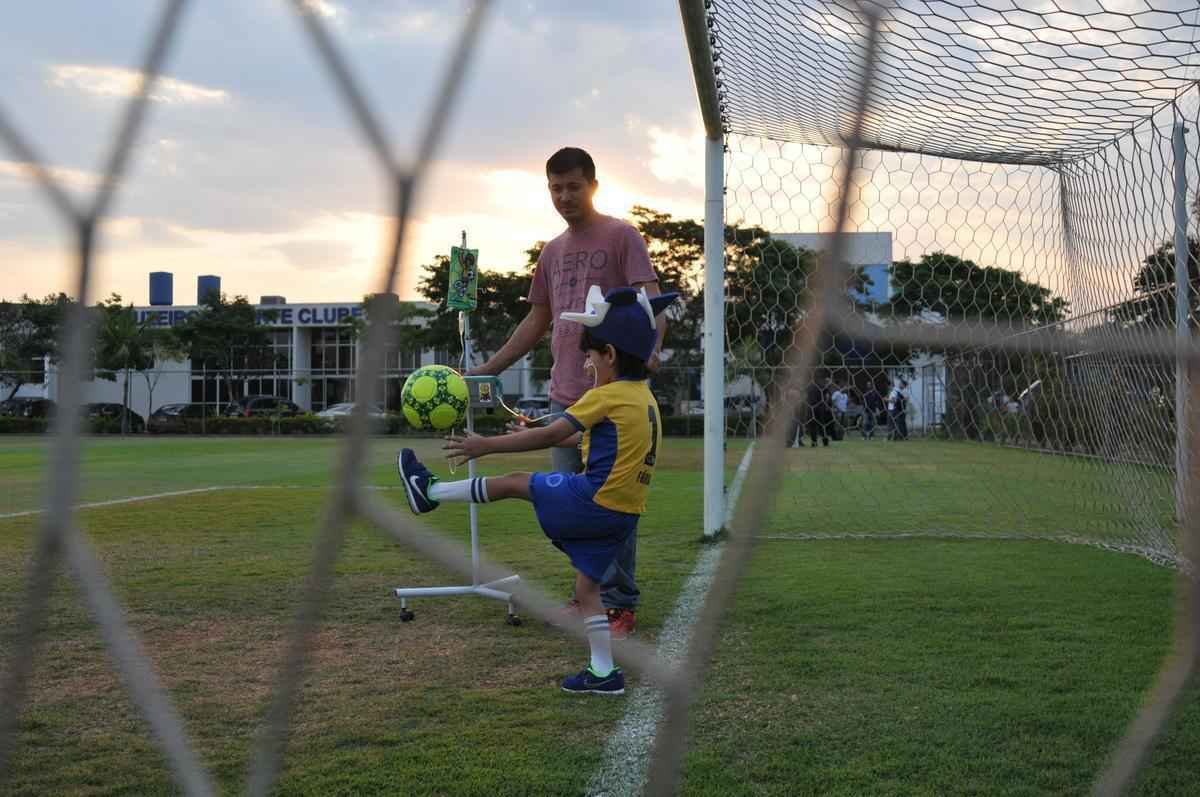 Matheus, que sofre de displasia neuronal no intestino, visitou Toca da Raposa II e recebeu ateno dos cruzeirenses