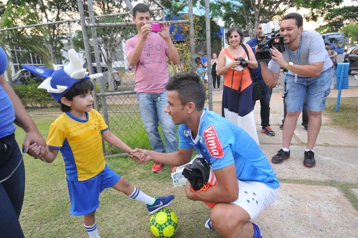 Matheus, que sofre de displasia neuronal no intestino, visitou Toca da Raposa II e recebeu ateno dos cruzeirenses