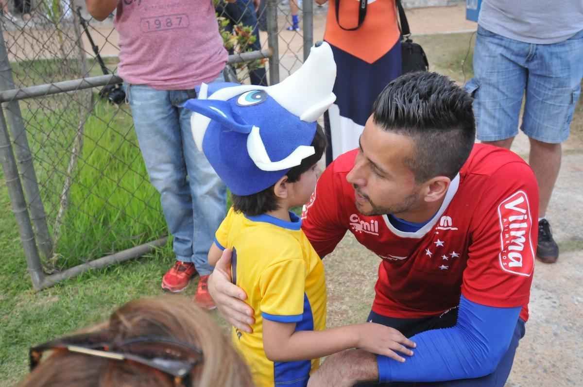 Matheus, que sofre de displasia neuronal no intestino, visitou Toca da Raposa II e recebeu ateno dos cruzeirenses