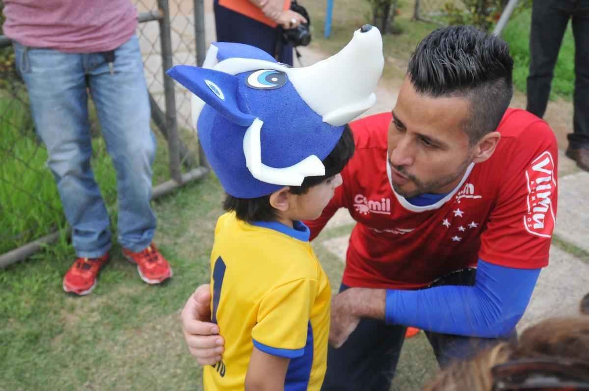 Matheus, que sofre de displasia neuronal no intestino, visitou Toca da Raposa II e recebeu ateno dos cruzeirenses