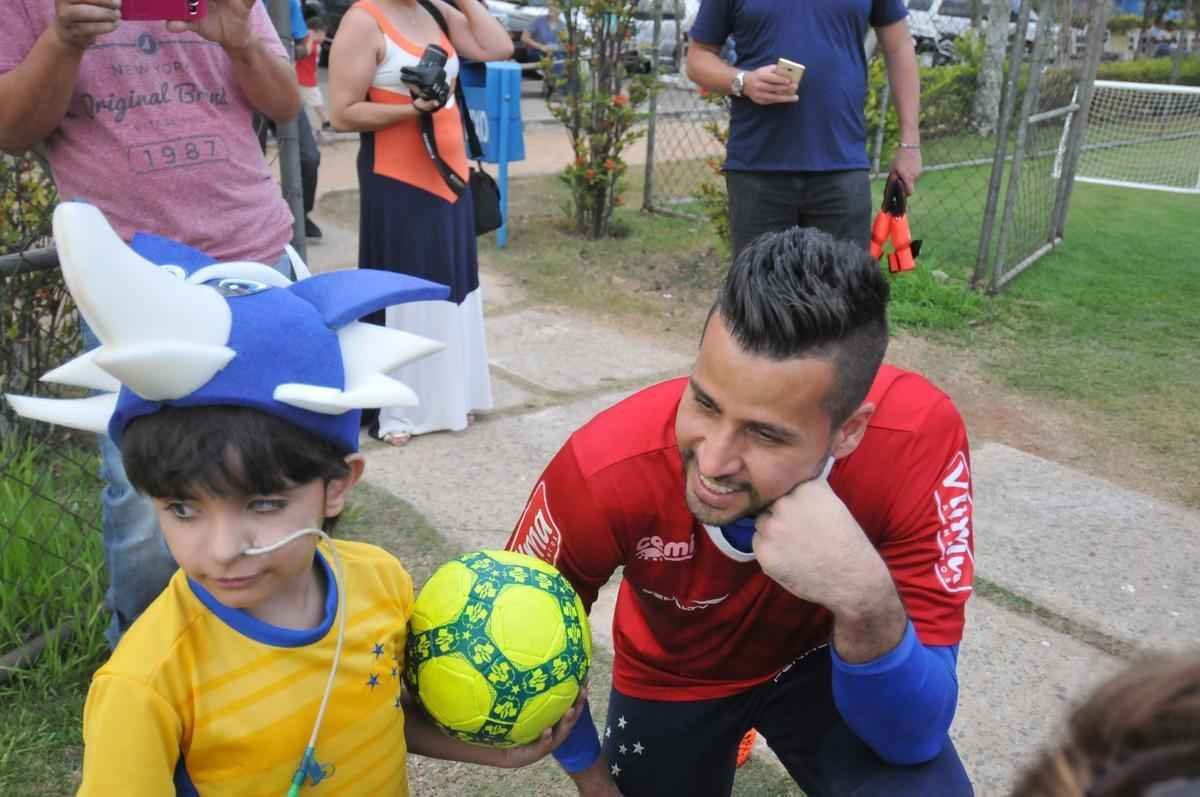 Matheus, que sofre de displasia neuronal no intestino, visitou Toca da Raposa II e recebeu ateno dos cruzeirenses