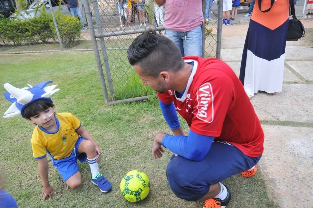 Matheus, que sofre de displasia neuronal no intestino, visitou Toca da Raposa II e recebeu ateno dos cruzeirenses