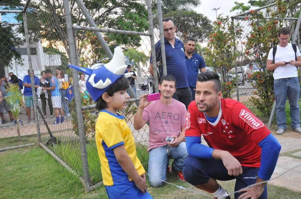 Matheus, que sofre de displasia neuronal no intestino, visitou Toca da Raposa II e recebeu ateno dos cruzeirenses