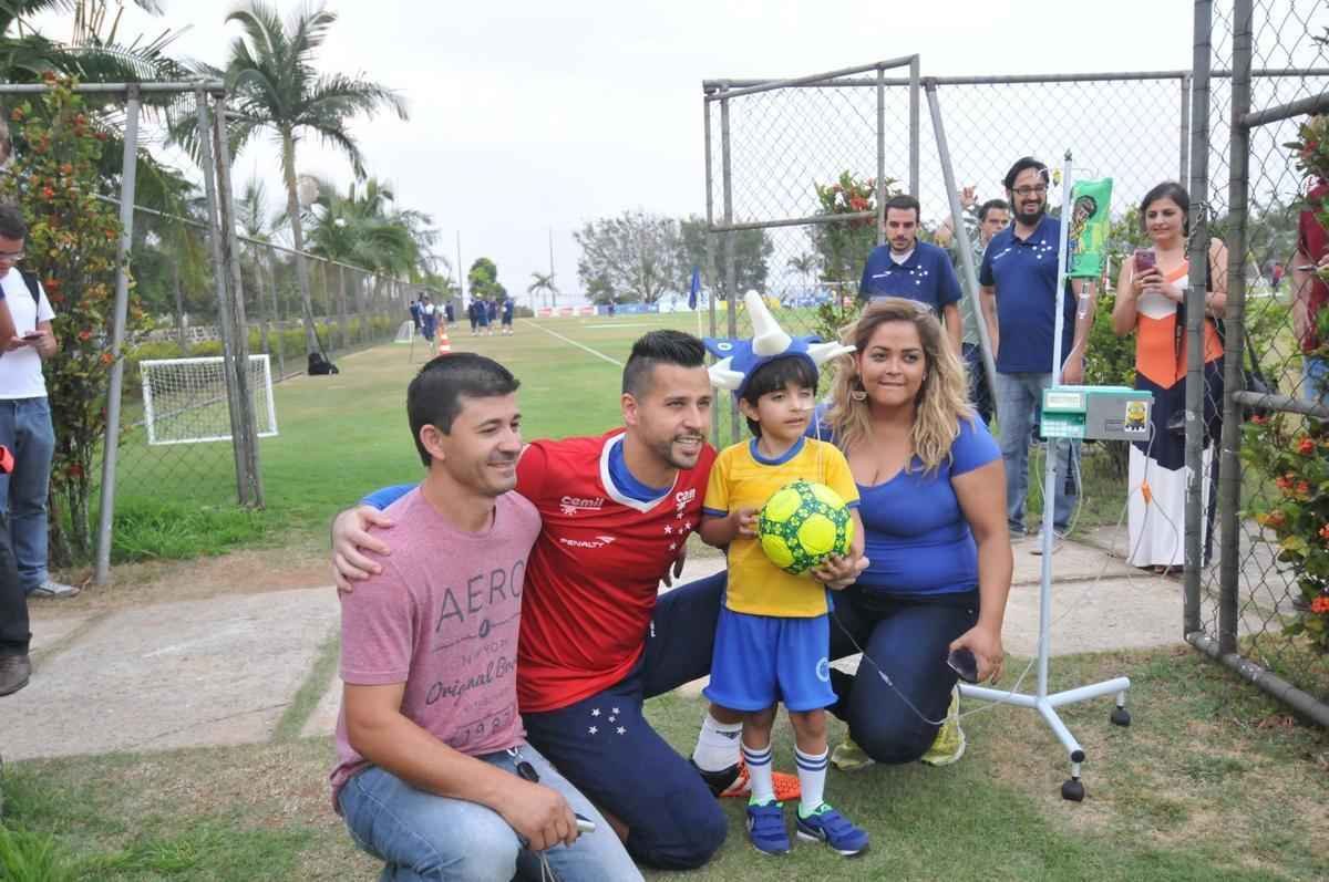 Matheus, que sofre de displasia neuronal no intestino, visitou Toca da Raposa II e recebeu ateno dos cruzeirenses