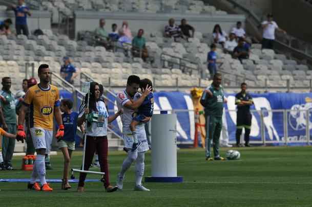 Com doena rara, menino de seis anos foi homenageado pela torcida do Cruzeiro antes do jogo contra o Fluminense
