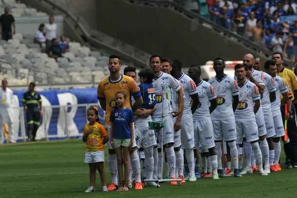 Com doena rara, menino de seis anos foi homenageado pela torcida do Cruzeiro antes do jogo contra o Fluminense