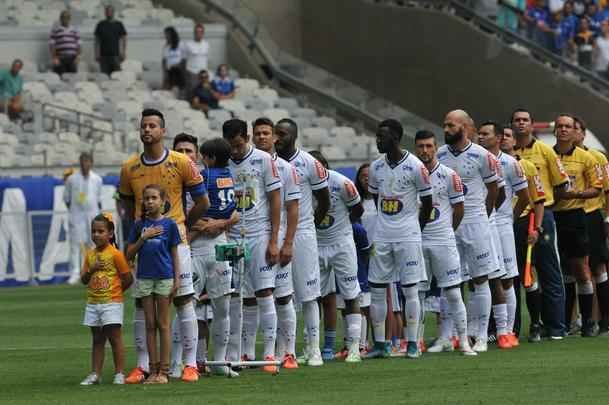 Com doena rara, menino de seis anos foi homenageado pela torcida do Cruzeiro antes do jogo contra o Fluminense
