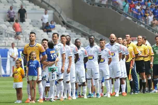 Com doena rara, menino de seis anos foi homenageado pela torcida do Cruzeiro antes do jogo contra o Fluminense