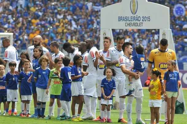 Com doena rara, menino de seis anos foi homenageado pela torcida do Cruzeiro antes do jogo contra o Fluminense