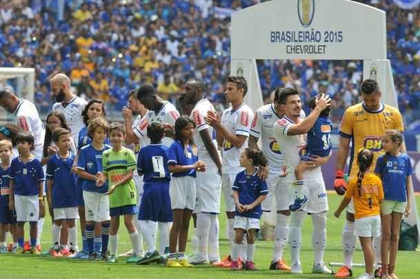 Com doena rara, menino de seis anos foi homenageado pela torcida do Cruzeiro antes do jogo contra o Fluminense
