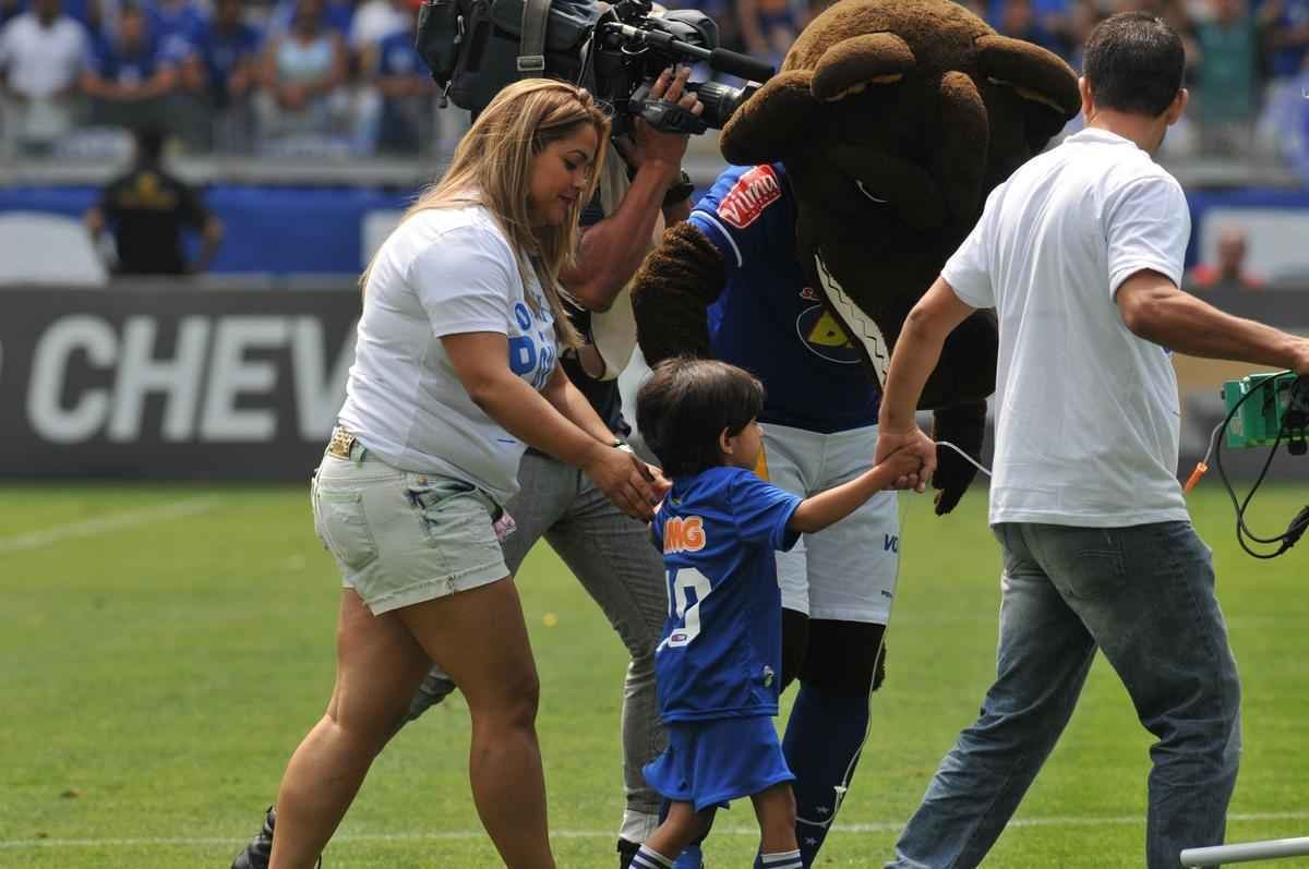 Com doena rara, menino de seis anos foi homenageado pela torcida do Cruzeiro antes do jogo contra o Fluminense