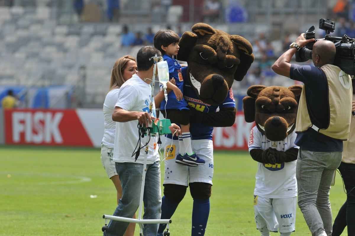 Com doena rara, menino de seis anos foi homenageado pela torcida do Cruzeiro antes do jogo contra o Fluminense