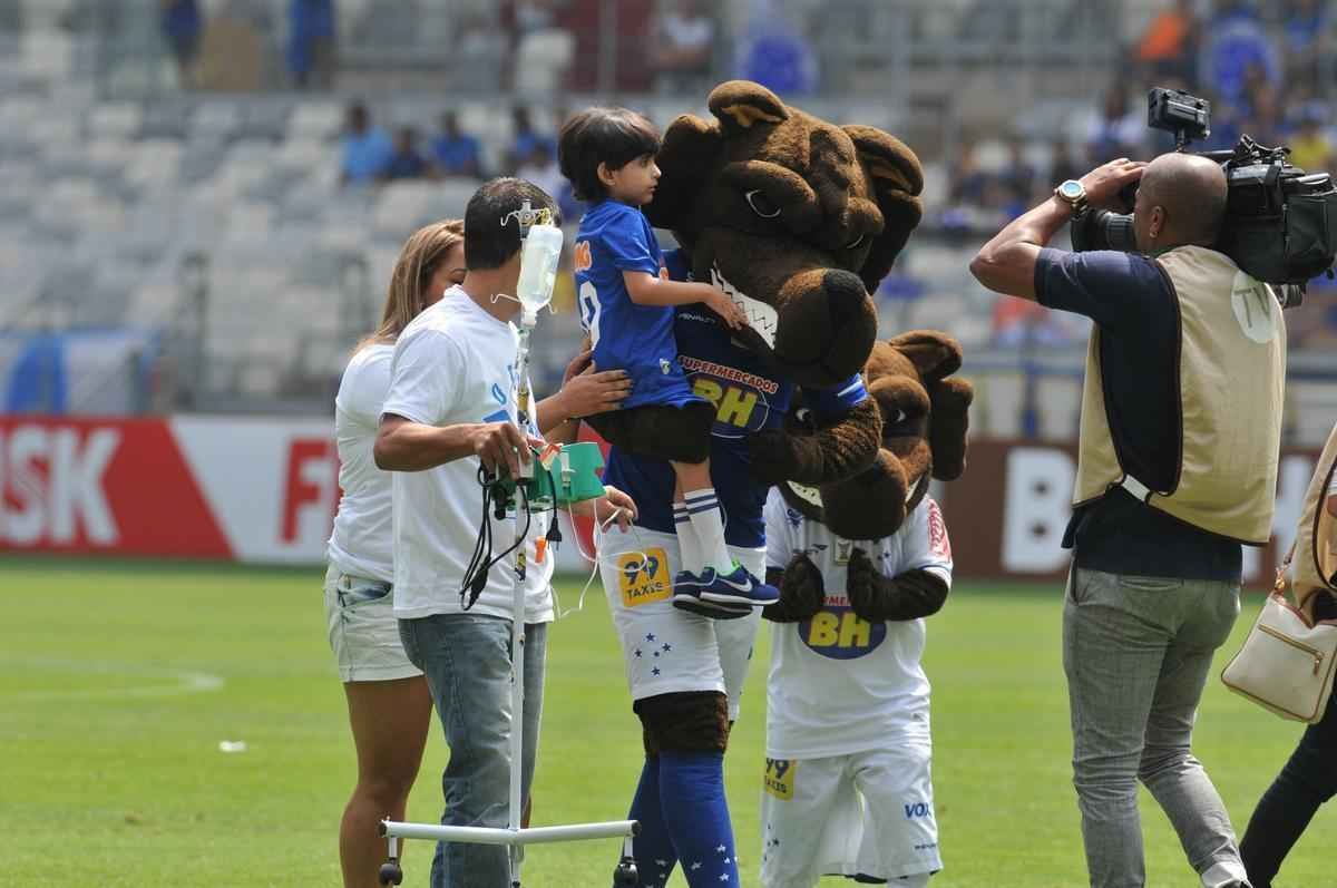 Com doena rara, menino de seis anos foi homenageado pela torcida do Cruzeiro antes do jogo contra o Fluminense