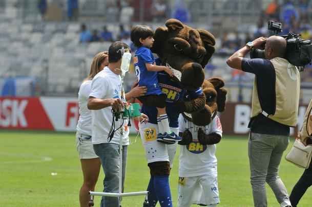 Com doena rara, menino de seis anos foi homenageado pela torcida do Cruzeiro antes do jogo contra o Fluminense