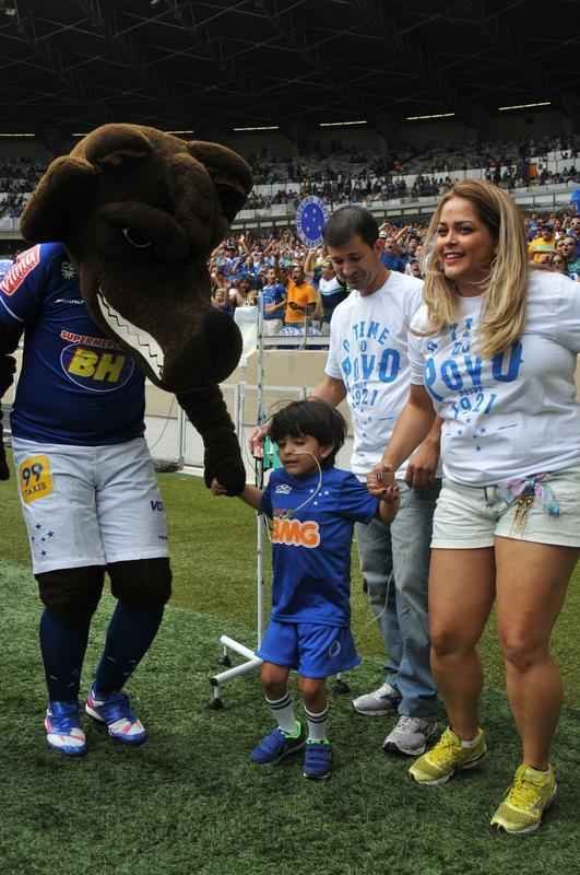 Com doena rara, menino de seis anos foi homenageado pela torcida do Cruzeiro antes do jogo contra o Fluminense