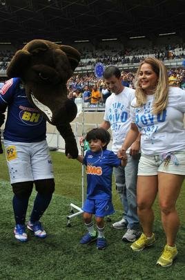 Com doena rara, menino de seis anos foi homenageado pela torcida do Cruzeiro antes do jogo contra o Fluminense