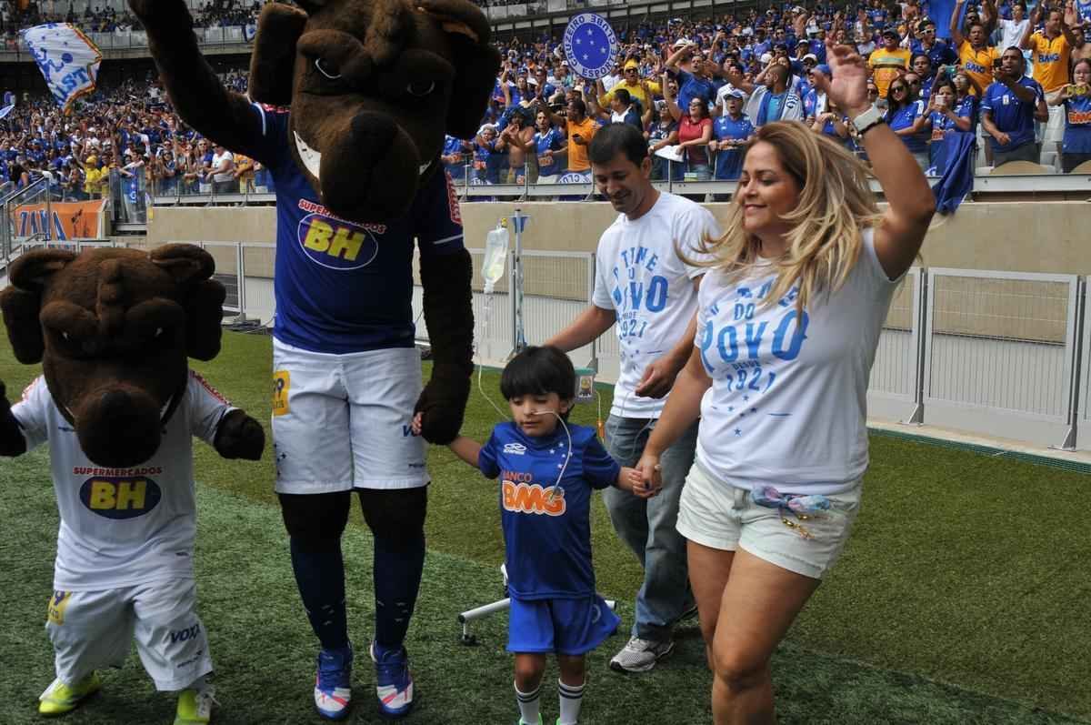 Com doena rara, menino de seis anos foi homenageado pela torcida do Cruzeiro antes do jogo contra o Fluminense
