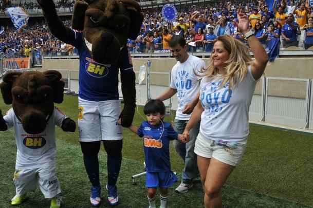 Com doena rara, menino de seis anos foi homenageado pela torcida do Cruzeiro antes do jogo contra o Fluminense