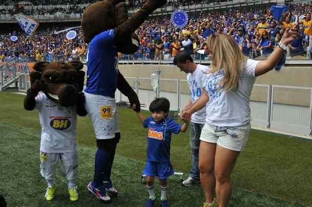 Com doena rara, menino de seis anos foi homenageado pela torcida do Cruzeiro antes do jogo contra o Fluminense