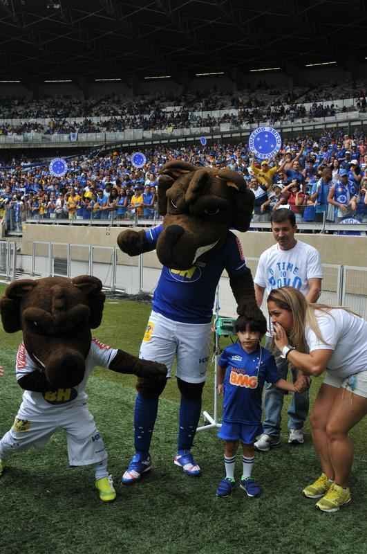 Com doena rara, menino de seis anos foi homenageado pela torcida do Cruzeiro antes do jogo contra o Fluminense