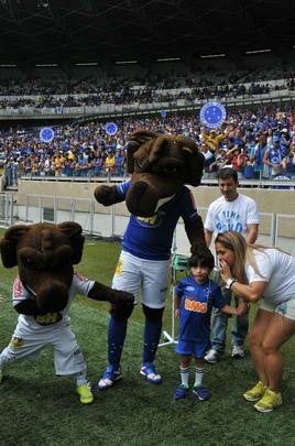Com doena rara, menino de seis anos foi homenageado pela torcida do Cruzeiro antes do jogo contra o Fluminense