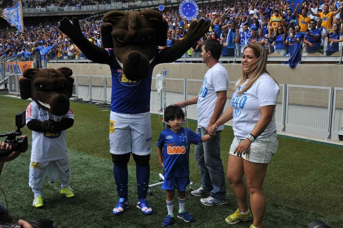 Com doena rara, menino de seis anos foi homenageado pela torcida do Cruzeiro antes do jogo contra o Fluminense