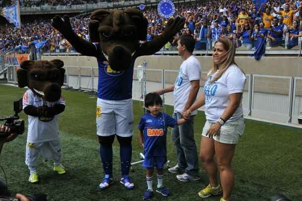 Com doena rara, menino de seis anos foi homenageado pela torcida do Cruzeiro antes do jogo contra o Fluminense