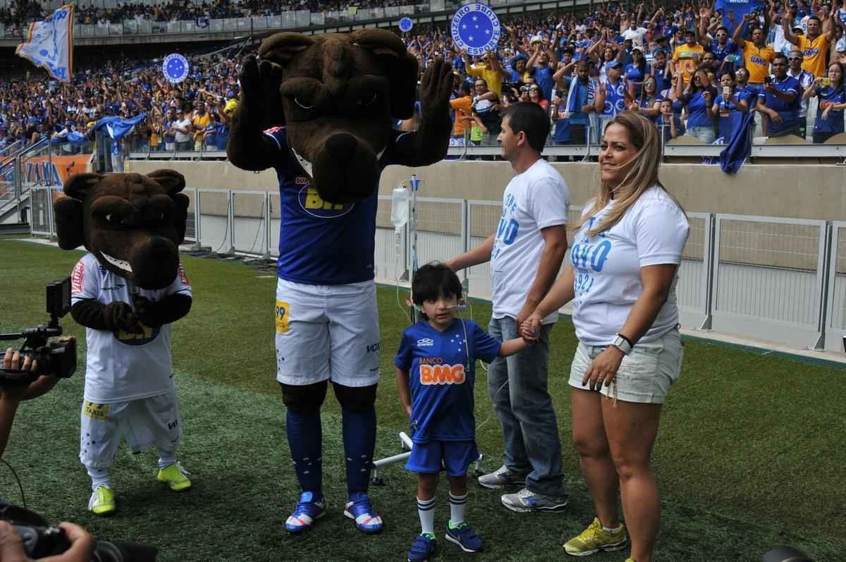 Com doena rara, menino de seis anos foi homenageado pela torcida do Cruzeiro antes do jogo contra o Fluminense