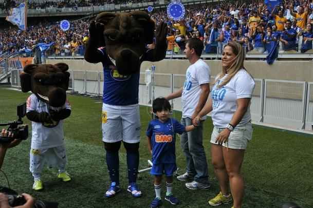 Com doena rara, menino de seis anos foi homenageado pela torcida do Cruzeiro antes do jogo contra o Fluminense
