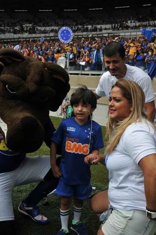 Com doena rara, menino de seis anos foi homenageado pela torcida do Cruzeiro antes do jogo contra o Fluminense