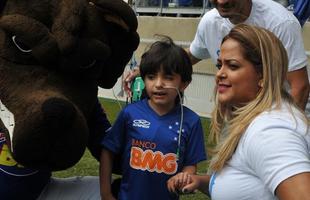 Com doena rara, menino de seis anos foi homenageado pela torcida do Cruzeiro antes do jogo contra o Fluminense