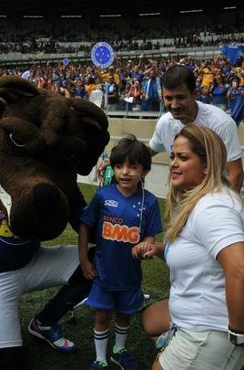 Com doena rara, menino de seis anos foi homenageado pela torcida do Cruzeiro antes do jogo contra o Fluminense