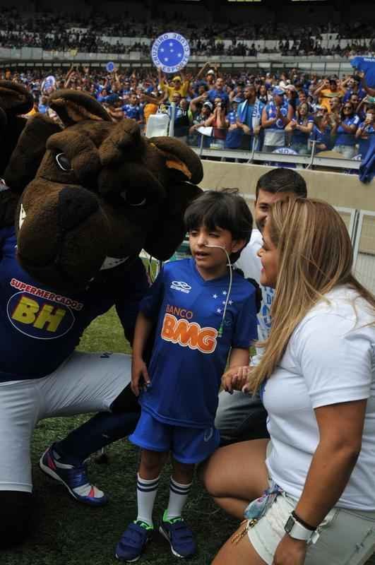 Com doena rara, menino de seis anos foi homenageado pela torcida do Cruzeiro antes do jogo contra o Fluminense