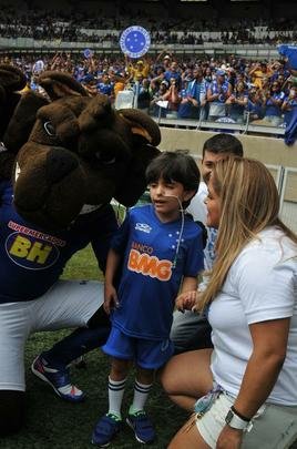 Com doena rara, menino de seis anos foi homenageado pela torcida do Cruzeiro antes do jogo contra o Fluminense